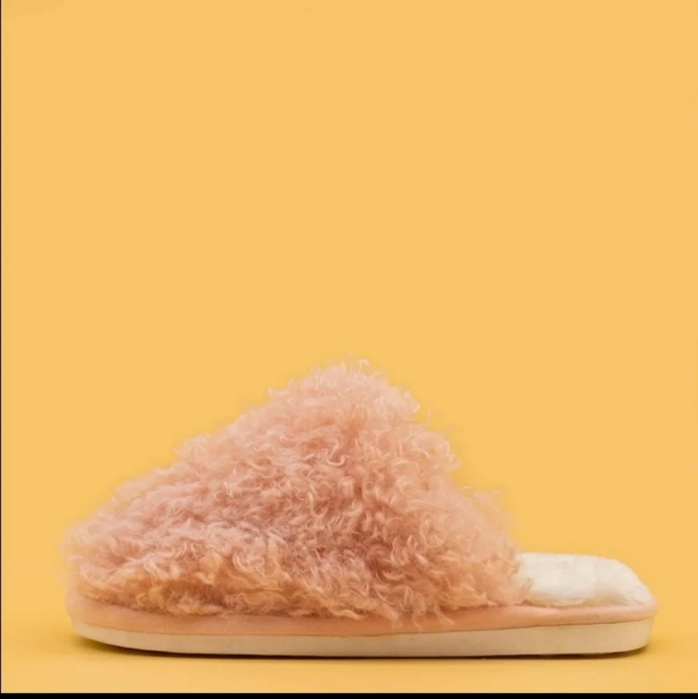 Pink Fuzzy slippers - Picture 2 of 6